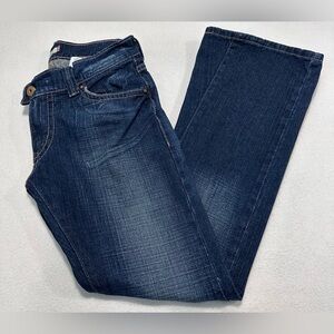 Woman’s Levi’s dark wash jeans 
Size: 9 M